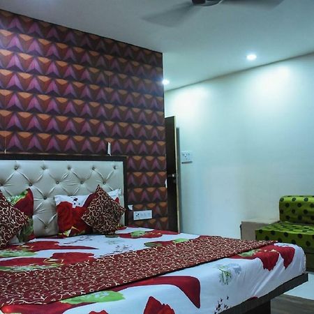 Hotel Dilip Indaur Kültér fotó