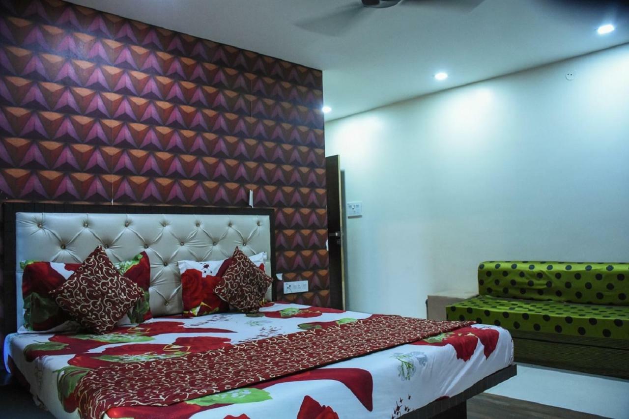 Hotel Dilip Indaur Kültér fotó