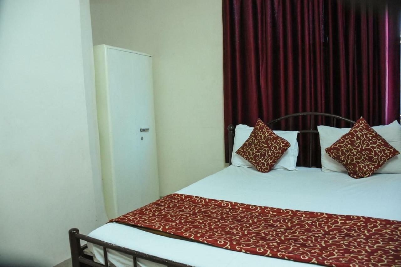 Hotel Dilip Indaur Kültér fotó