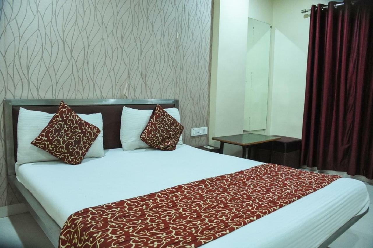 Hotel Dilip Indaur Kültér fotó